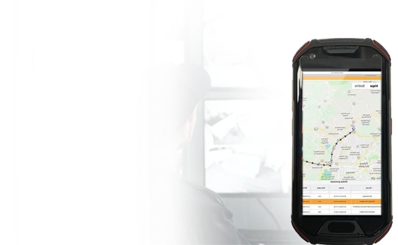 Guardia de seguridad privada en un centro de control, monitoreando rutas en una pantalla de un radio con GPS.