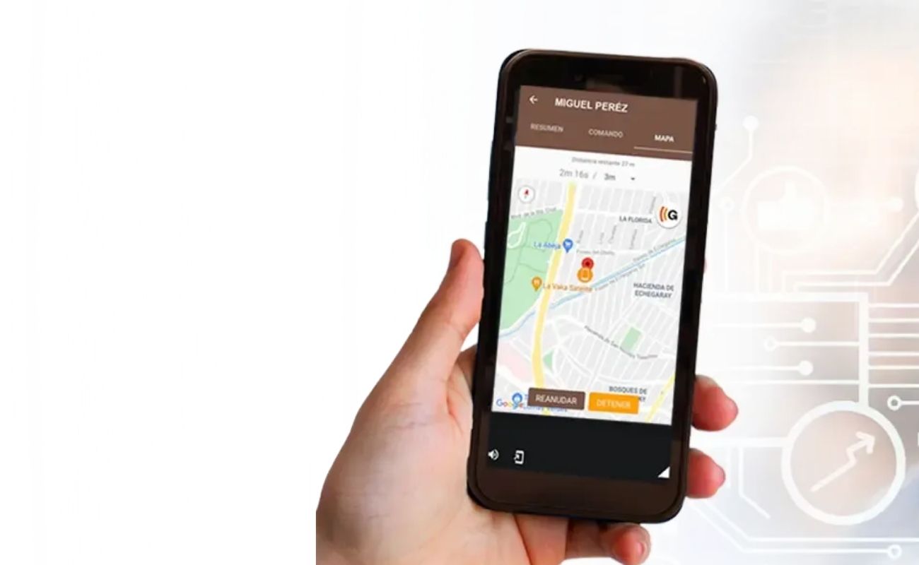 Mano sosteniendo un radio comunicador con una aplicación de geolocalización y mapa, con gráficos que representan la cultura digital y la conectividad.