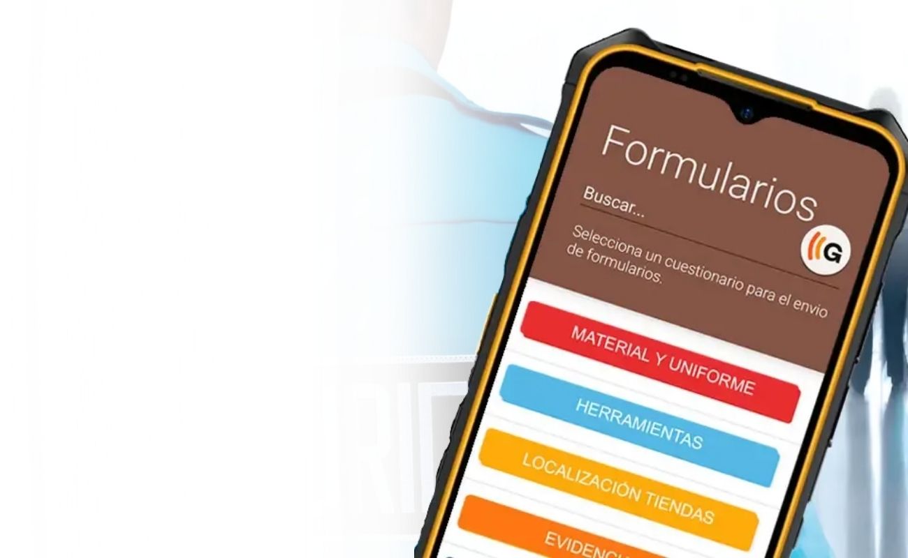 Espalda de un guardia de seguridad con uniforme azul, usando un smartphone de uso rudo para completar un formulario digital de su servicio de seguridad privada.