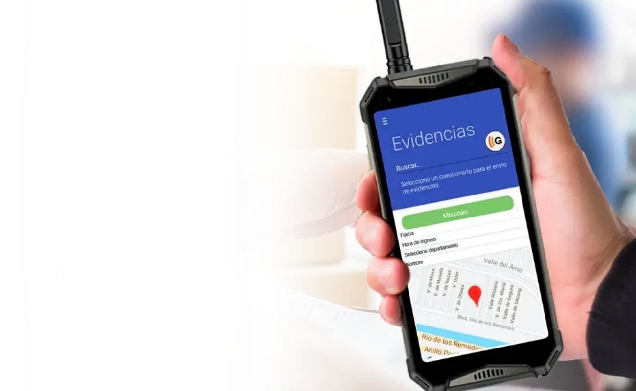 Dispositivo de radiocomunicación para uso rudo enfocado en el sector logístico mostrando una aplicación de evidencias de entrega, mientras un repartidor procesa un paquete en un centro de distribución.