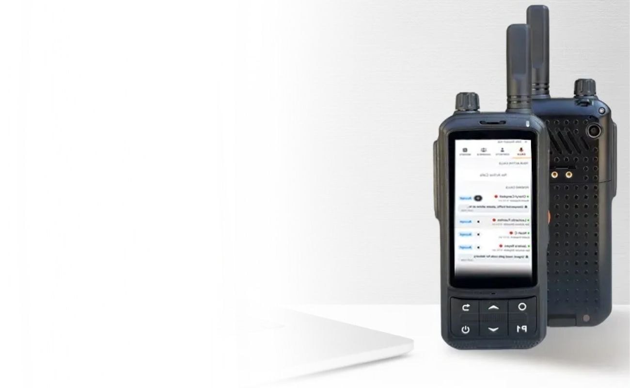 Dos radios de uso rudo junto a una laptop que muestra una plataforma de monitoreo de rutas y datos, representando la gestión de mejoras.