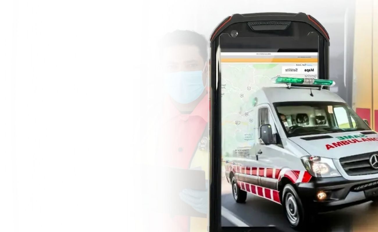 Mano sosteniendo un radio que muestra un mapa de geolocalización de una ambulancia, con un paramédico de fondo.