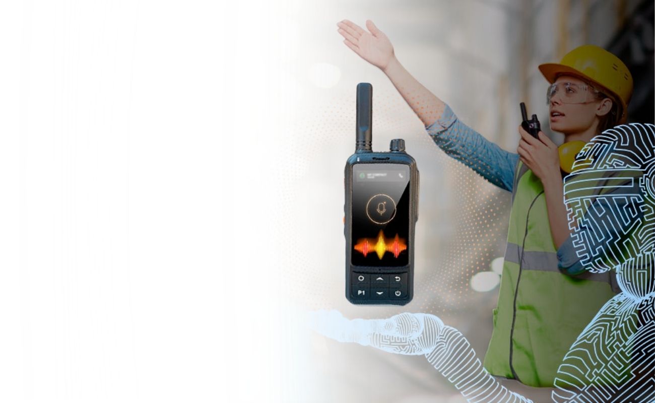 Supervisora de seguridad privada en un centro de monitoreo, usando un radio PTT y señalando una pantalla con múltiples cámaras de vigilancia.