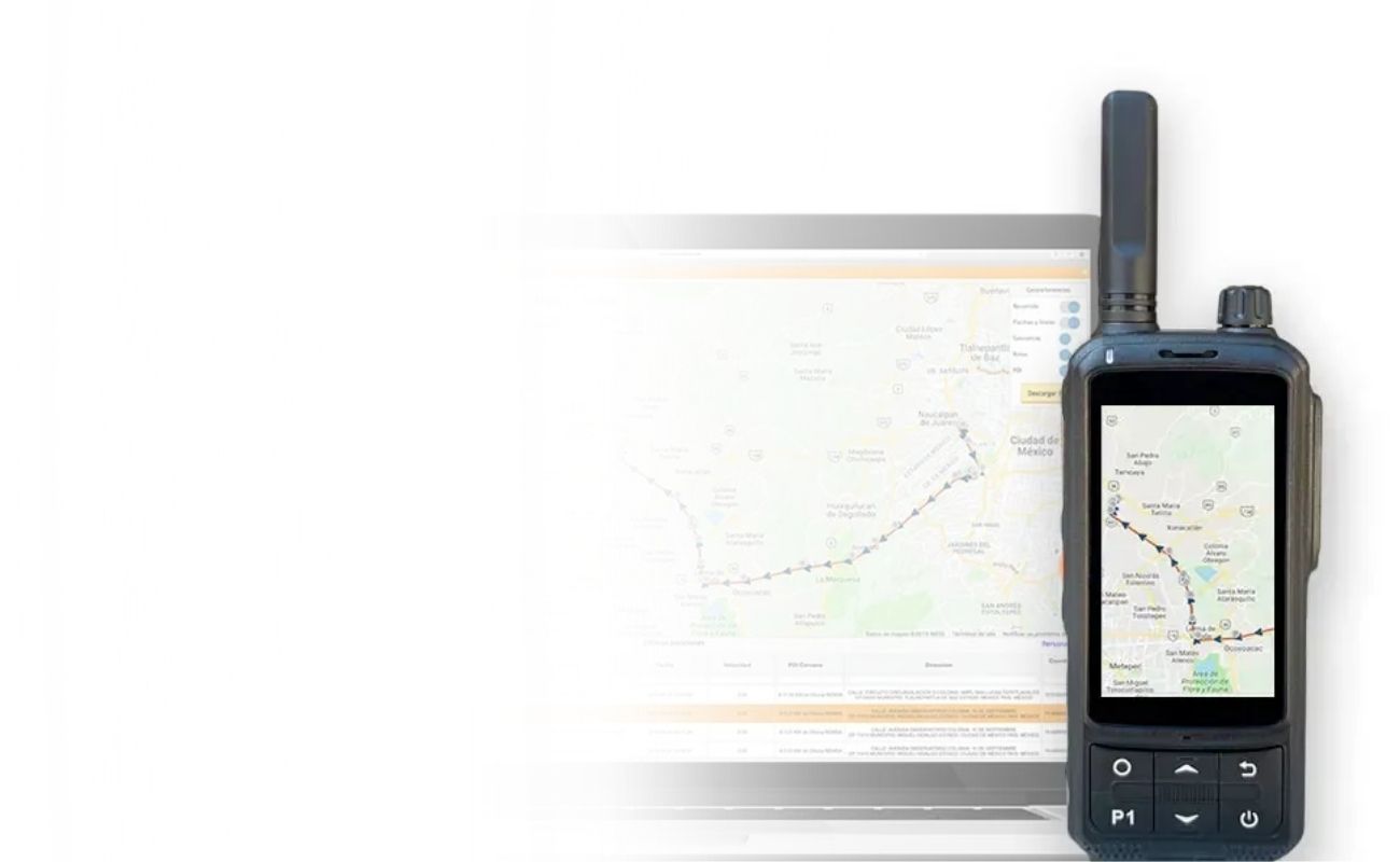 Un radio de uso rudo junto a una laptop que muestra un software de monitoreo de rutas GPS y datos operativos de transporte.