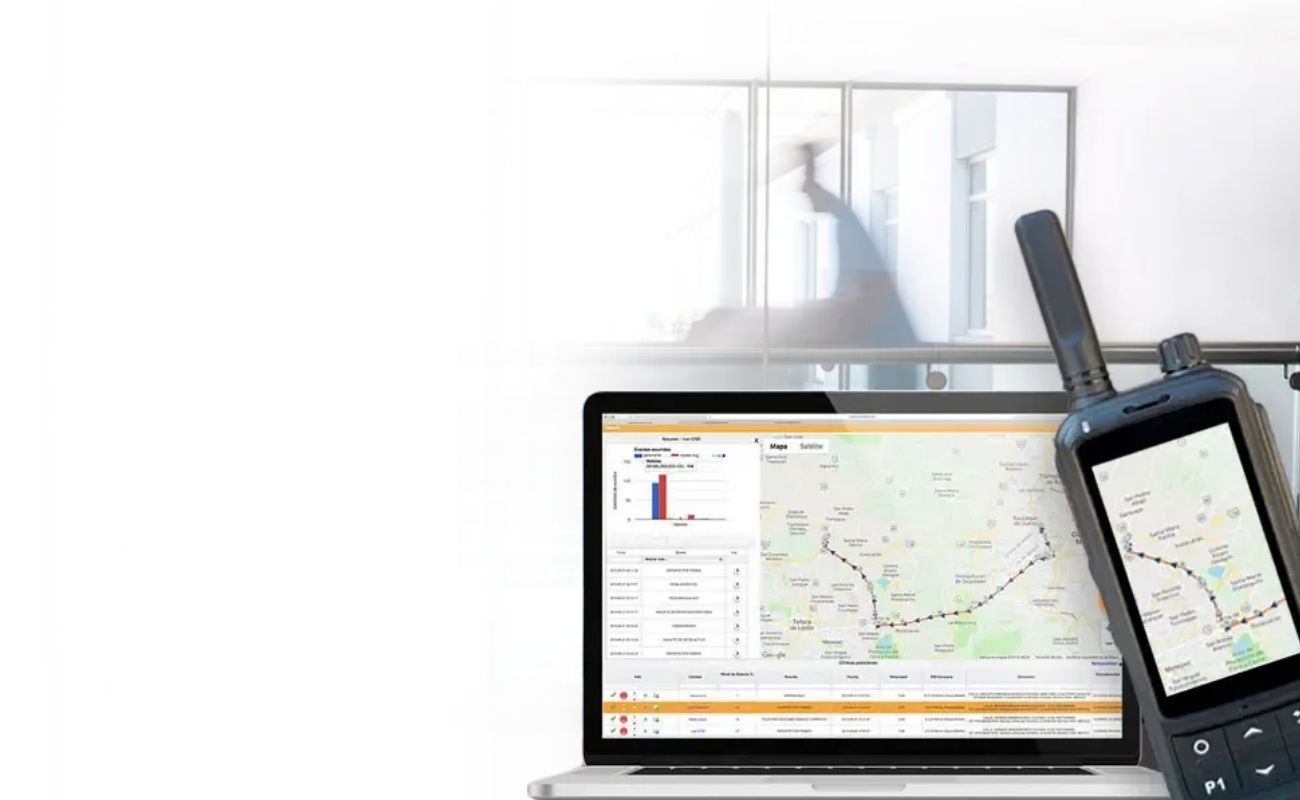 Radio comunicador y laptop con pantallas que muestran un mapa de geolocalización y gráficos de datos, con una camilla de hospital y personal médico en el fondo.