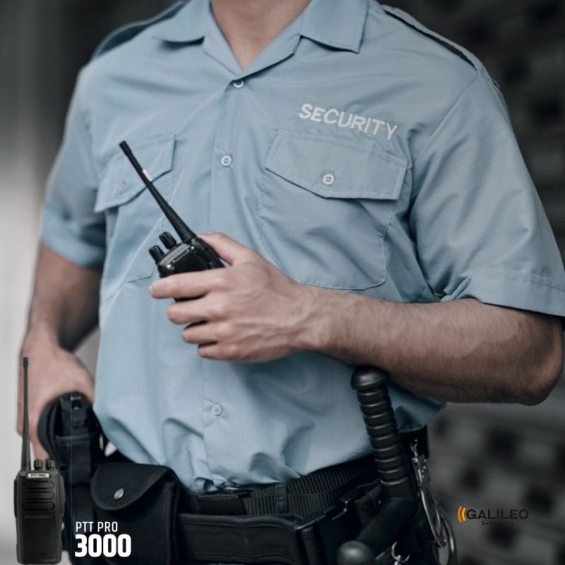 Guardia de seguridad con un radio PTT 3000