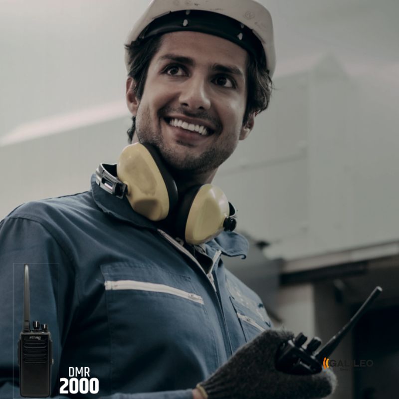 Trabajador con casco y audífonos de protección con un radio de galileo DMR 2000