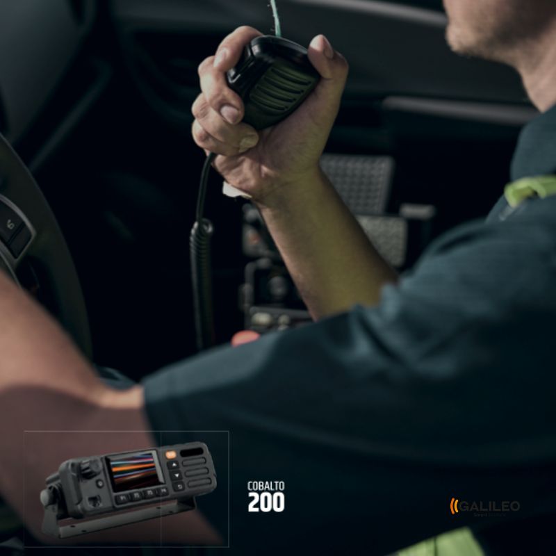 Operador sosteniendo un radio cobalto 200