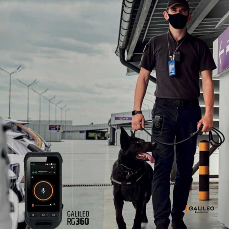 Trabajador usando un radio galileo ptt RG360