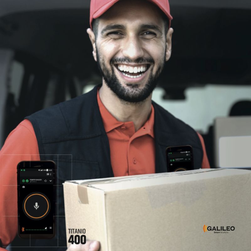 Repartidor con chaleco cargando una caja y un radio de galileo modelo titanio 400