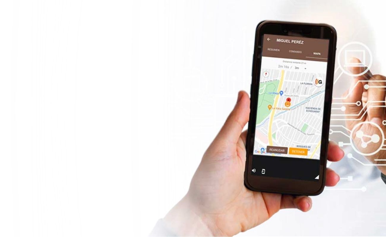 Trabajador industrial con equipo de seguridad utilizando un radio PoC con tecnología Zello Work para comunicación crítica.