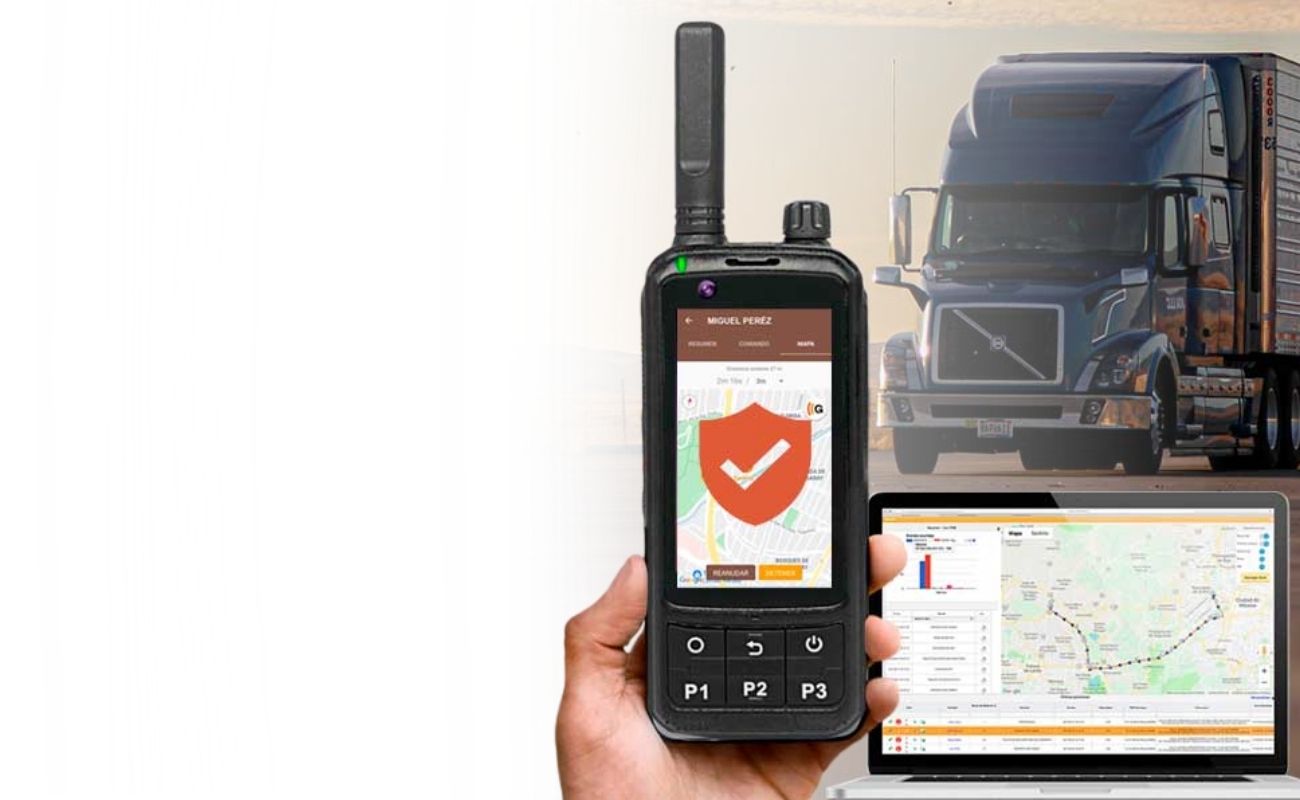 Guardia de seguridad utilizando un Radio PoC con plataforma zello e inteligencia artificial para coordinación táctica.