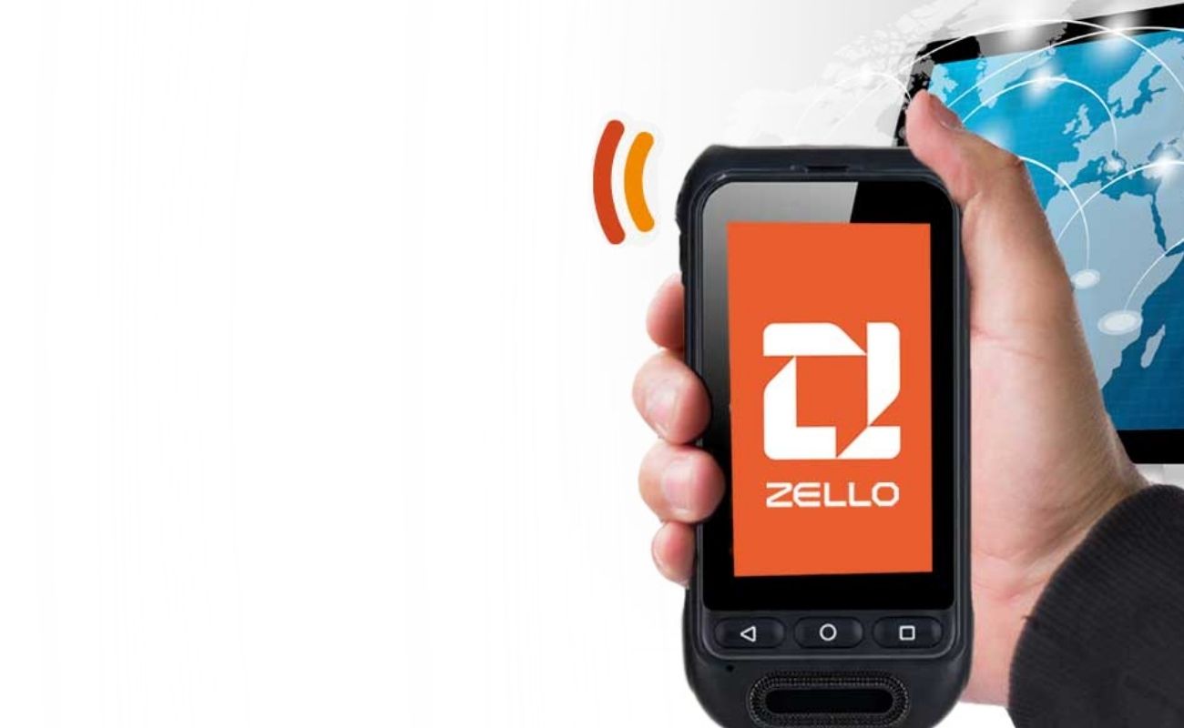 Profesional de operaciones industriales utilizando un radio PoC con plataforma Zello Work para comunicación sin fronteras.