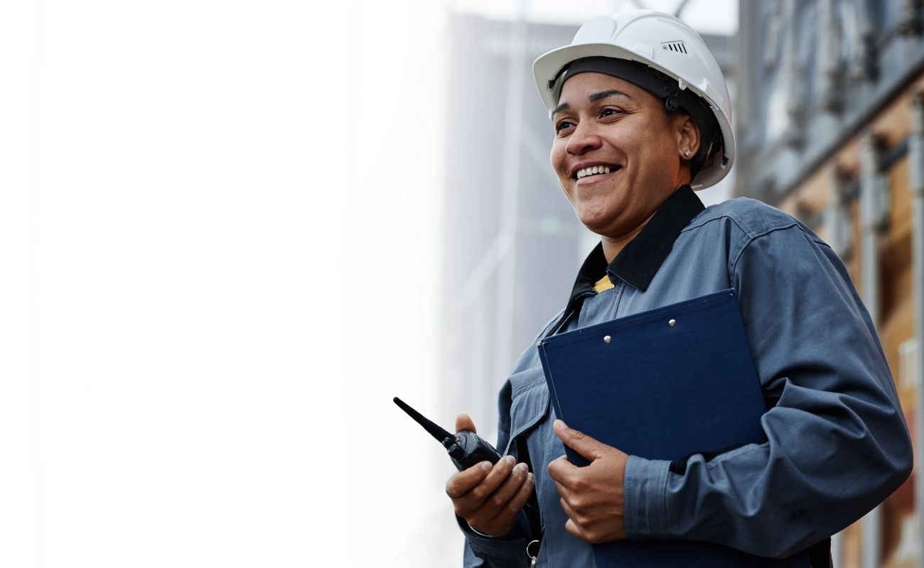 Operador logístico utilizando un radio PTT con inteligencia artificial para la coordinación de entregas de última milla y optimización de rutas.