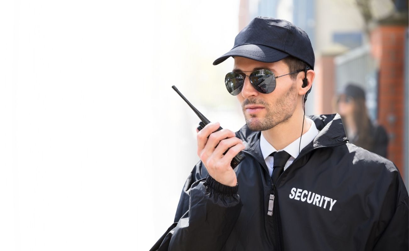 Equipo de profesionales utilizando radios PTT con inteligencia artificial para optimizar la toma de decisiones operativas en tiempo real.