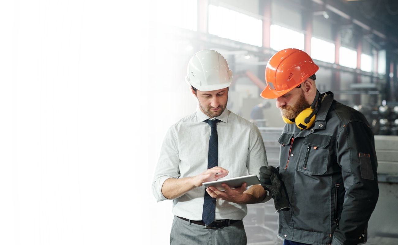 Profesionales industriales utilizando la app Zello Walkie Talkie para coordinar equipos mediante canales dinámicos y de equipo.